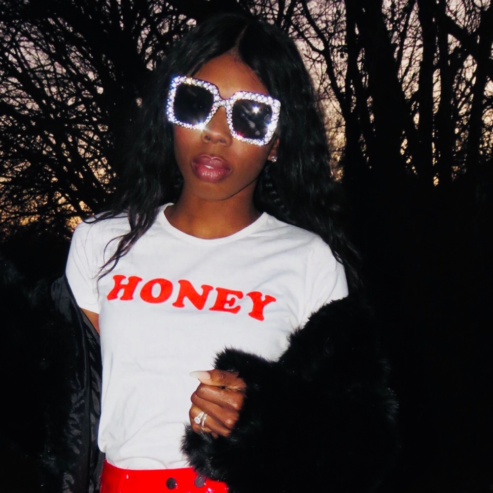 The “Honey” short sleeve graphic tee 🍯